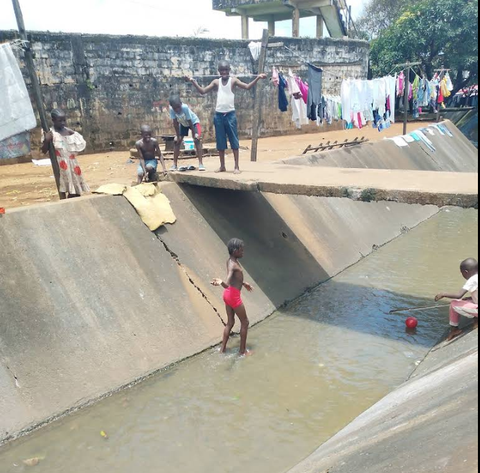 Niños bañándose