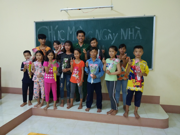 Vo Thanh Tai with school children